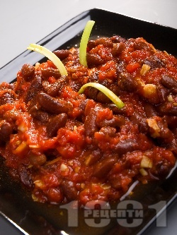 Салата или гарнитура от варен червен боб в доматен сос - снимка на рецептата